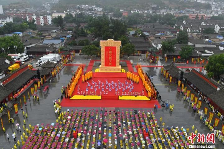 2022(壬寅)年公祭中華人文始祖伏羲大典在甘肅天水伏羲廟廣場舉行。甘肅省天水市委宣傳部供圖