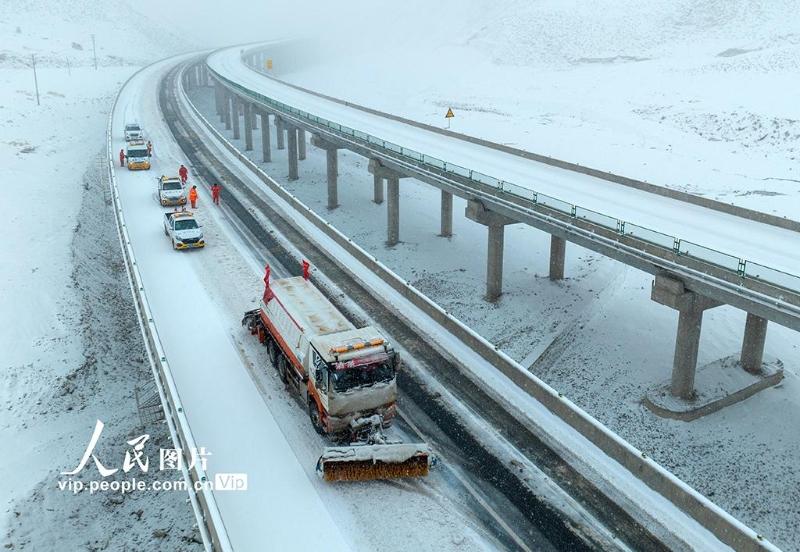 甘肅阿克塞：除雪保暢通