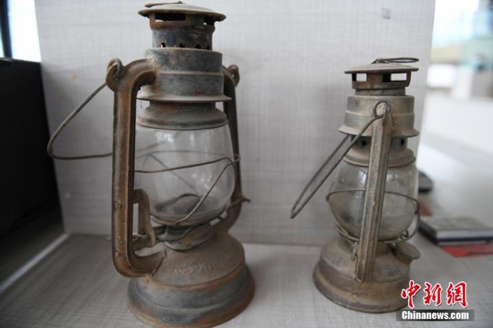 圖為鄉(xiāng)村農(nóng)耕博物館里展示的清油燈。