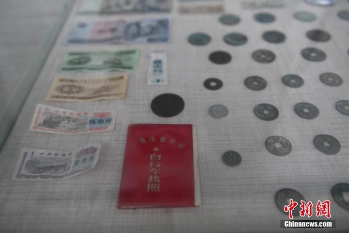 圖為鄉(xiāng)村農(nóng)耕博物館展柜里的蘭州市榆中縣自行車執(zhí)照。