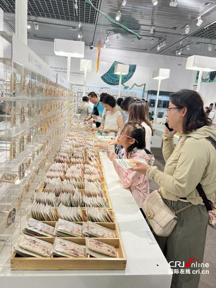 【簡(jiǎn)牘中國(guó)】甘博文創(chuàng)產(chǎn)業(yè)持續(xù)發(fā)力 讓游客把更多文物“帶回家”_fororder_04