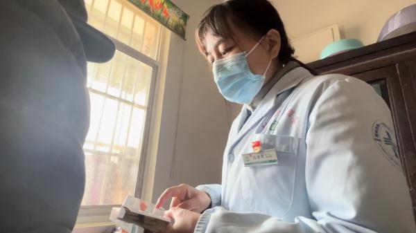 拎上一個帆布袋就能出診，1500多位老人的守護(hù)者：山村醫(yī)生錢建英