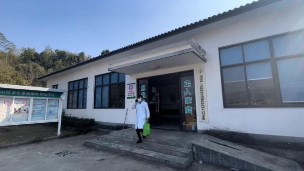 拎上一個帆布袋就能出診，1500多位老人的守護(hù)者：山村醫(yī)生錢建英