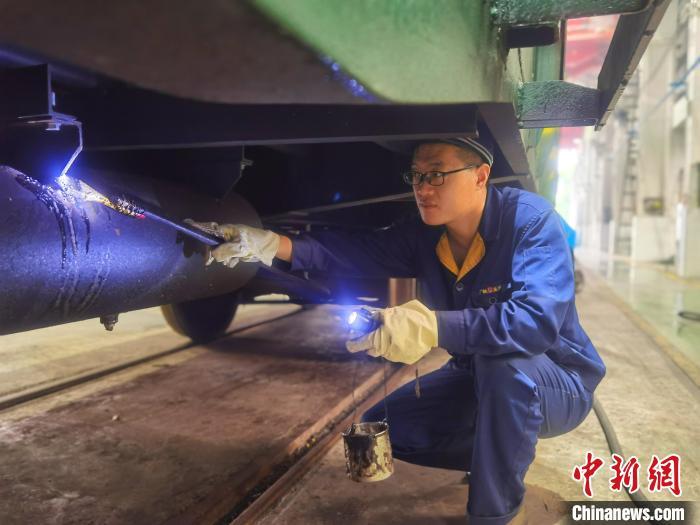 張光啟拿著一把粘有肥皂水的毛刷，對(duì)各個(gè)接頭處涂肥皂水，觀察有無(wú)<span class="highlight_review" data-suggest="" id="highlight_review_2">汽泡</span> 潘敏 攝