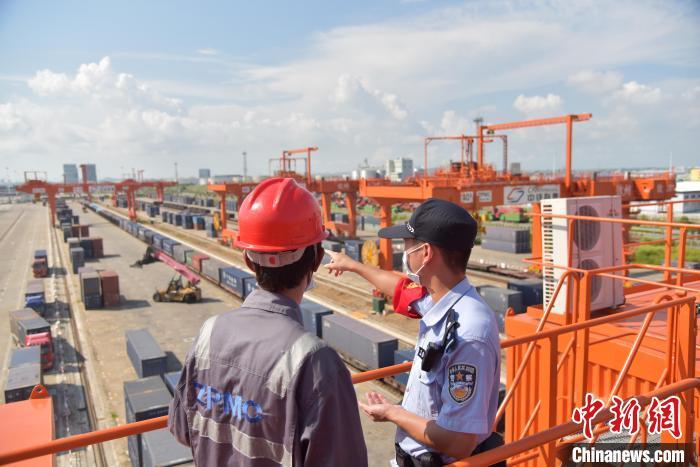 “95后”鐵警扎身欽州港守護(hù)中歐班列運(yùn)輸安全
