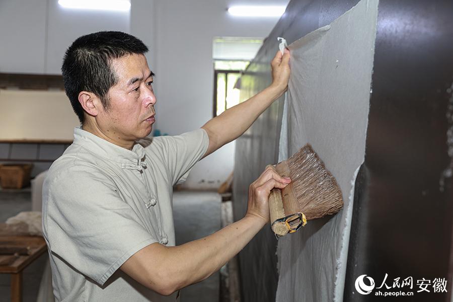 宣紙制作工藝——曬紙。人民網(wǎng)記者 張俊攝