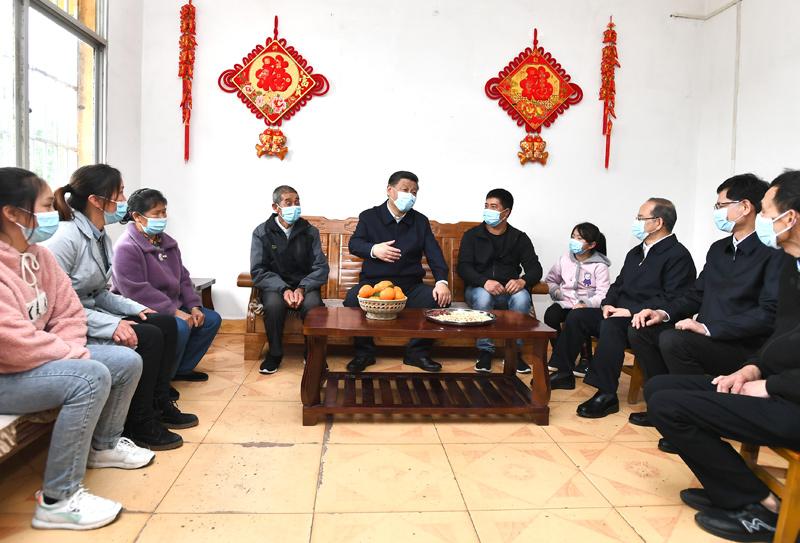 2021年4月25日上午，習(xí)近平在廣西壯族自治區(qū)桂林市全州縣才灣鎮(zhèn)毛竹山村村民王德利家中看望，同一家人圍坐在一起聊家常。